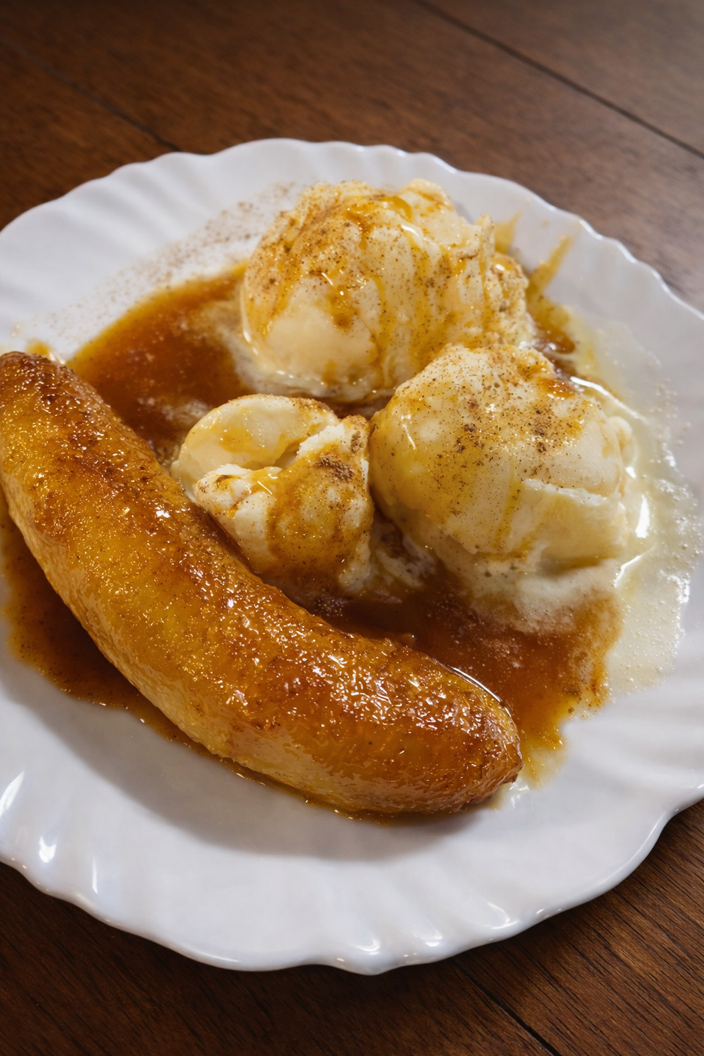 Banana flambada servida com sorvete de creme